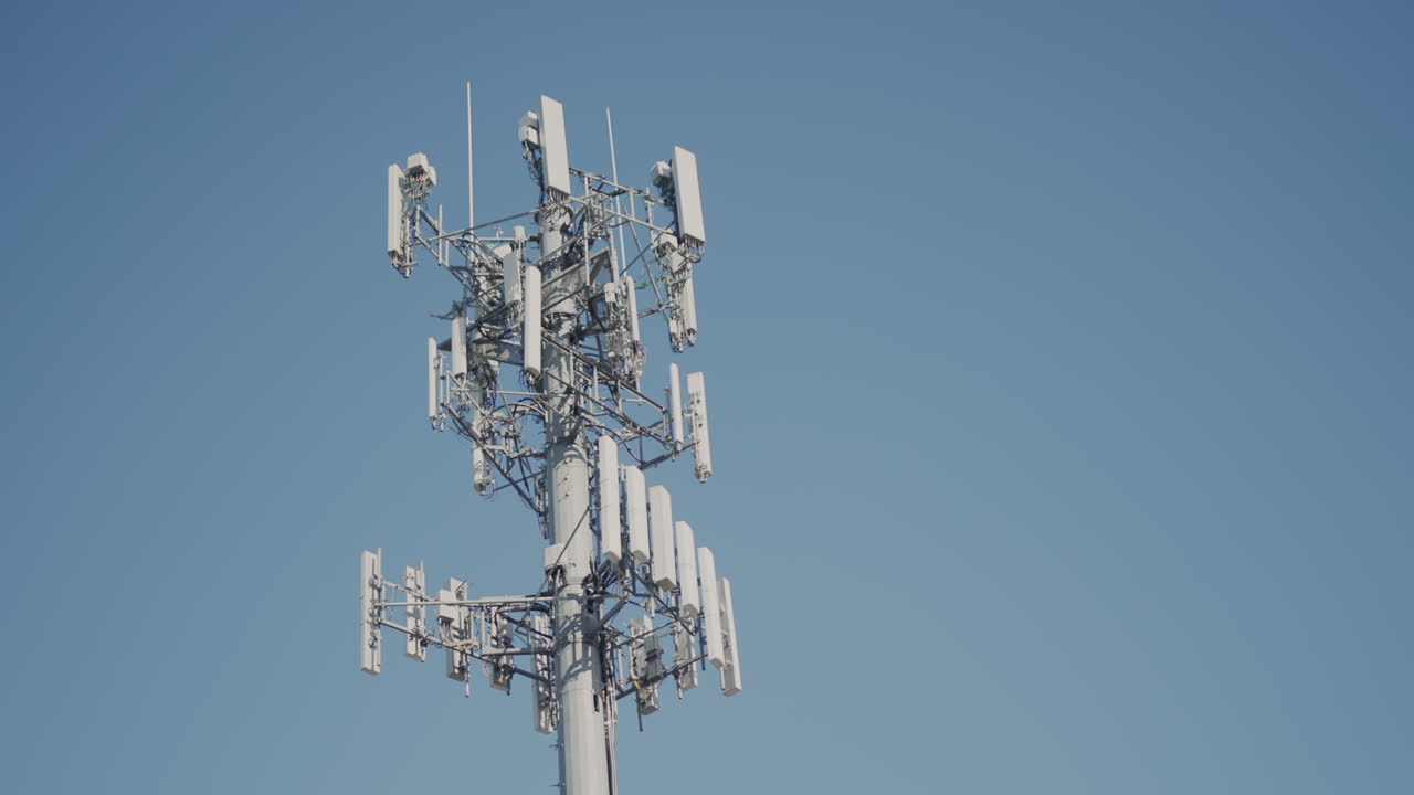 con antenas celulares contra un cielo azul