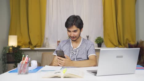 Männlicher-Student-Chattet-Mit-Seiner-Freundin-Am-Telefon.