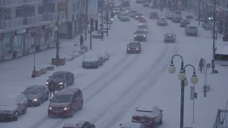 Coches-En-Cámara-Lenta-En-La-Carretera-De-Nieve-En-Montreal-En-120fps