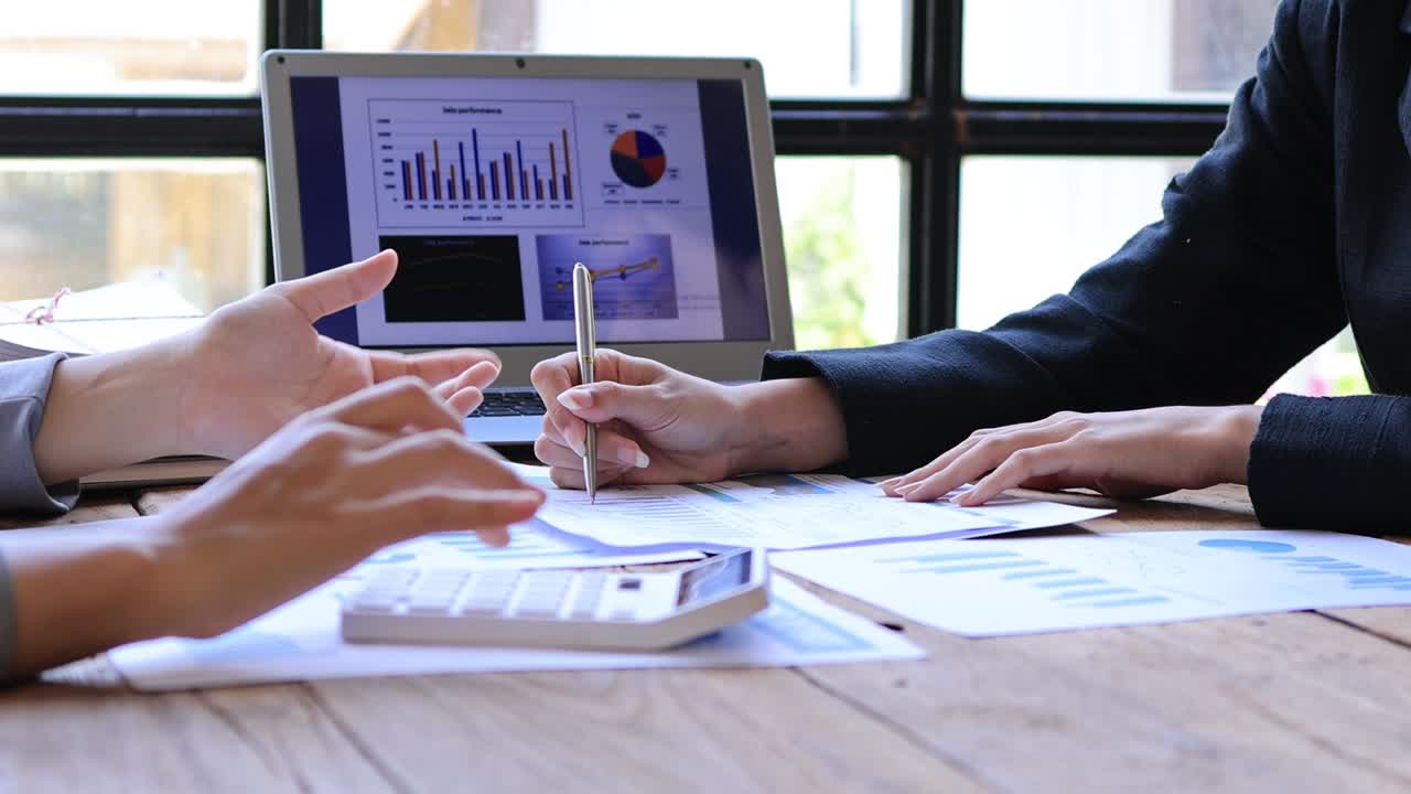 cerca de 4k imágenes de video de personas de negocios que se reúnen ideas de diseño inversor profesional trabajando en un nuevo proyecto de puesta en marcha concepto de planificación de negocios en la oficina