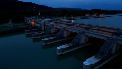 Estructura-De-Hormigón-De-La-Central-Hidroeléctrica-Del-Danubio,-Vista-Nocturna---Toma-De-Drones