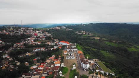 Toma-De-Drones-De-La-Iglesia-Histórica-Y-La-Ciudad-En-El-Interior-De-Brasil,-Famosa-Por-La-Arquitectura-Y-Las-Esculturas-De-Los-Profetas