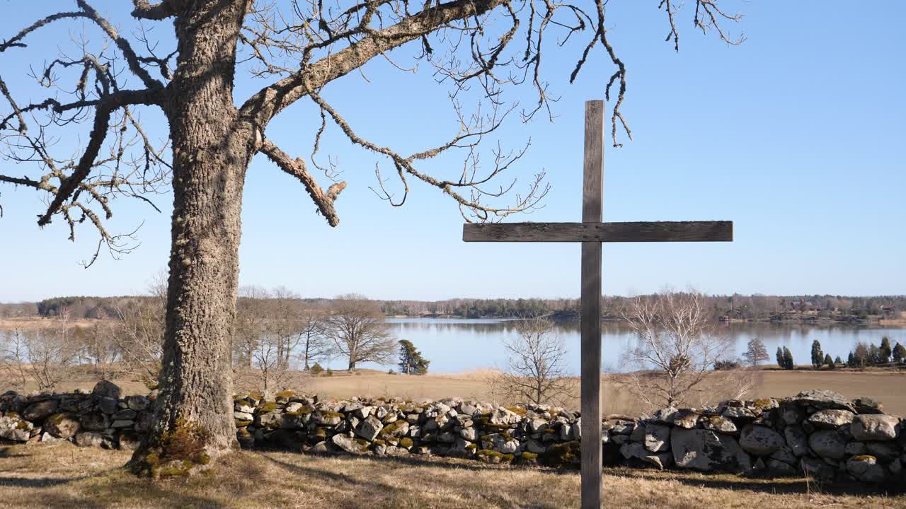 백그라운드에서 물 연못과 낮 동안 필드에서 기독교 가톨릭 십자가의 넓은 샷