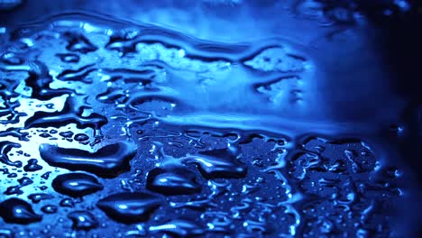 disparo de gotas de lluvia sobre un fondo azul oscuro