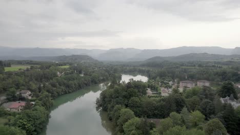 Video-Eines-Flugzeugs,-Das-Sich-Mit-Einer-Drohne-über-Den-Fluss-Isere-Bewegt