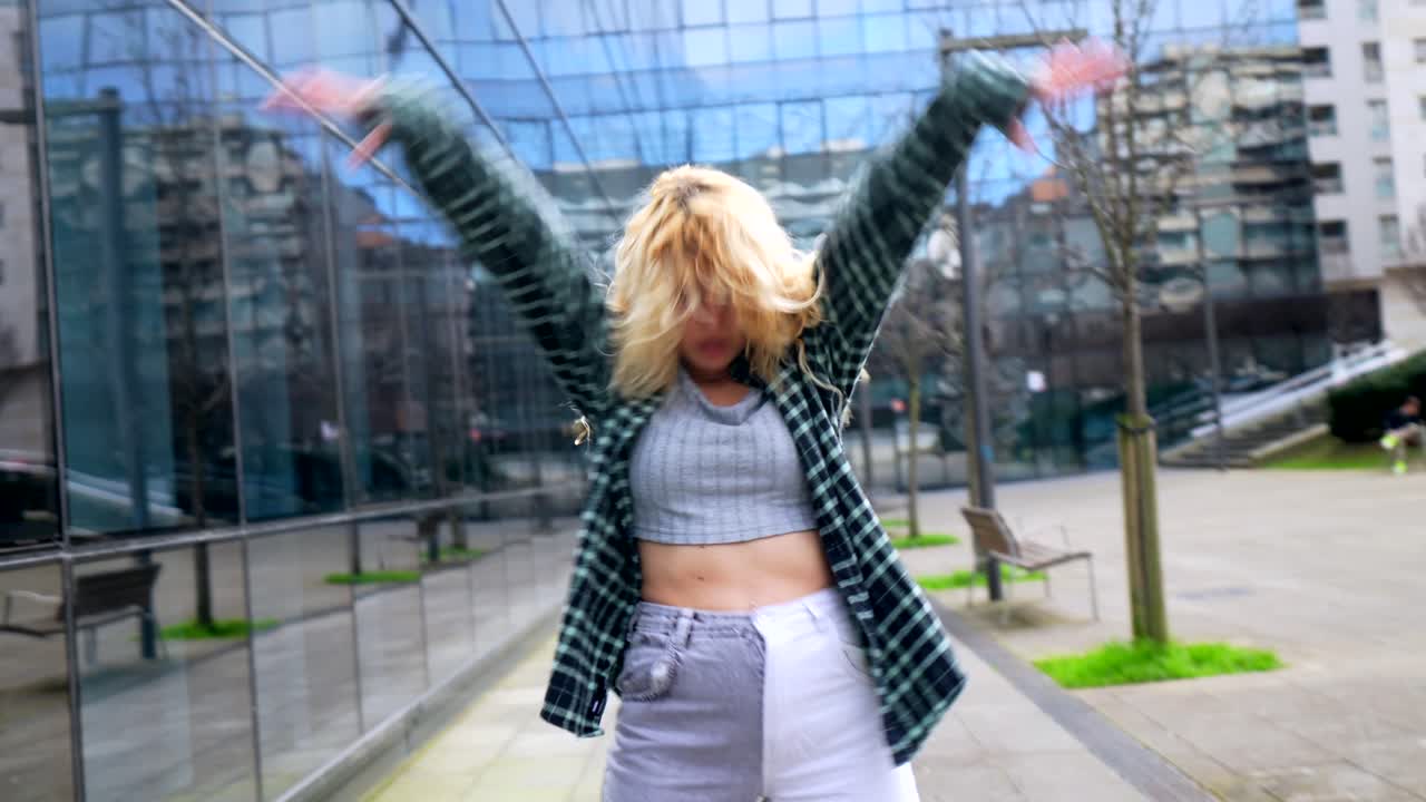 mujer joven en un entorno urbano