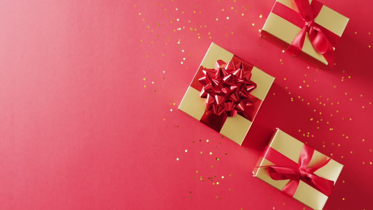 ⁇ 은 배경에 선물과 복사 공간으로 크리스마스 장식의 비디오