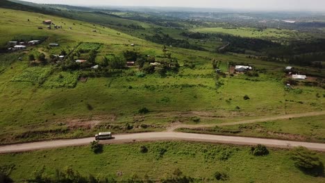 increíble vista de drones de la camioneta camper pasando por el paisaje rural en kenia, áfrica
