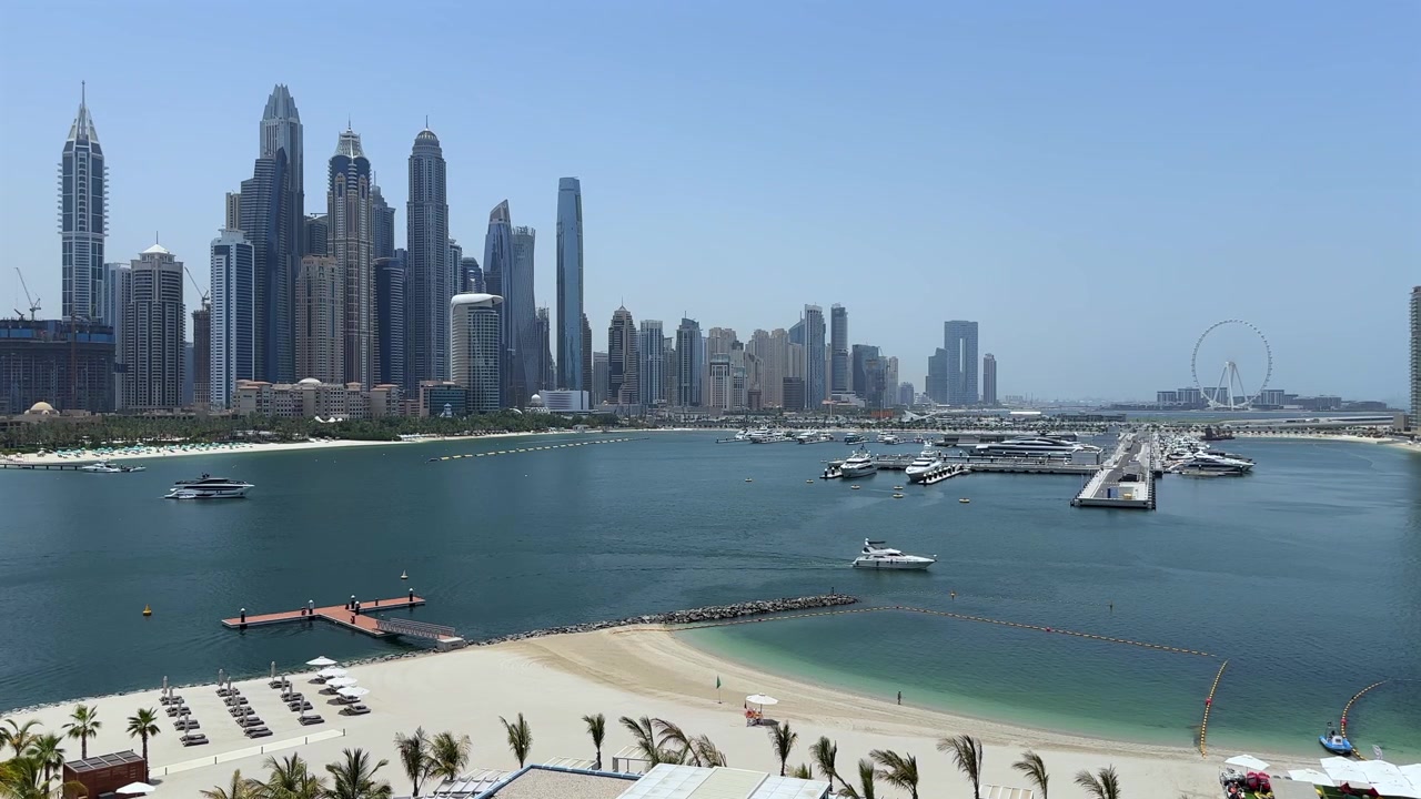 Une vue panoramique de la Marina de Dubaï et du Port de Dubaï depuis Palm Jumeirah, Dubaï.