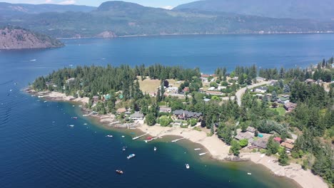 Blind-Bay-Elegance:-Estates-Showcasing-Shuswap's-Waterfront-Charm