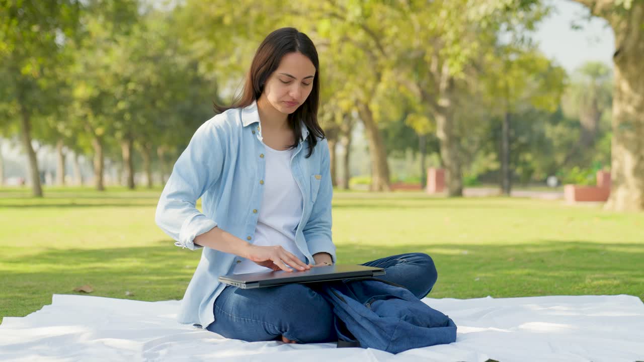 인도 소녀 가방 에서 노트북 을 꺼내고