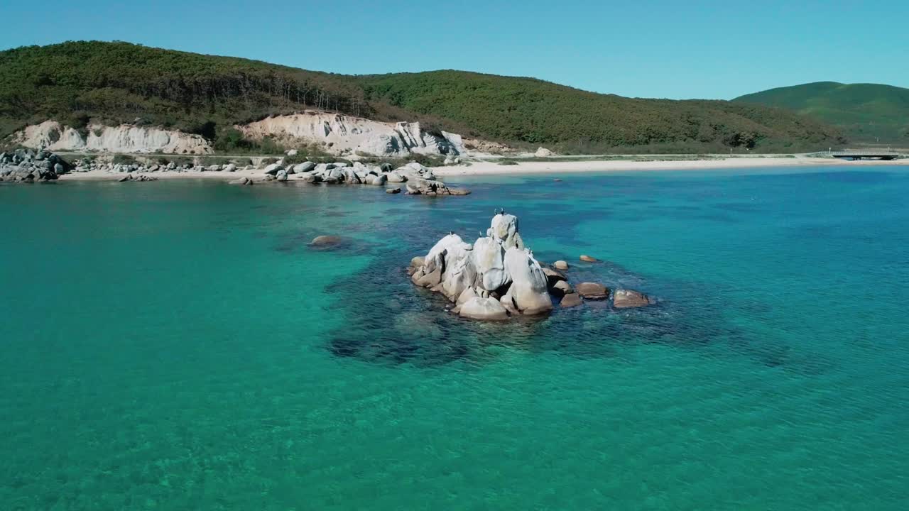 vista aérea de una playa, agua turquesa y enormes rocas en el mar. hermoso paisaje marítimo.