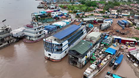 Frachtschiff-Auf-Dem-Amazonas.-Amazonien.-Südamerika