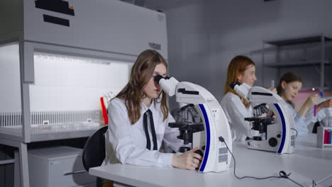 los estudiantes llevan a cabo un experimento científico en un laboratorio