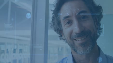 animación del procesamiento de datos sobre el hombre de negocios caucásico sonriendo