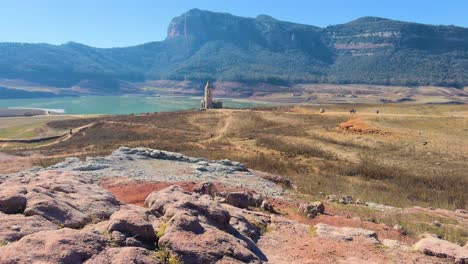 vistas de la famosa iglesia, que cuando hay agua permanece sumergido pantano, embalse de sau en barcelona, sequía extrema en españa europa, sin agua