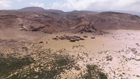 estructuras aisladas en la isla montañosa cerca de la playa de shoab, socotra, yemen