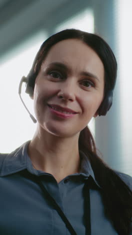 mujer en auriculares de centro de llamadas