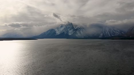 Ein-Zeitraffer-Aus-Der-Luft-über-Jackson-Lake-Mit-Mt