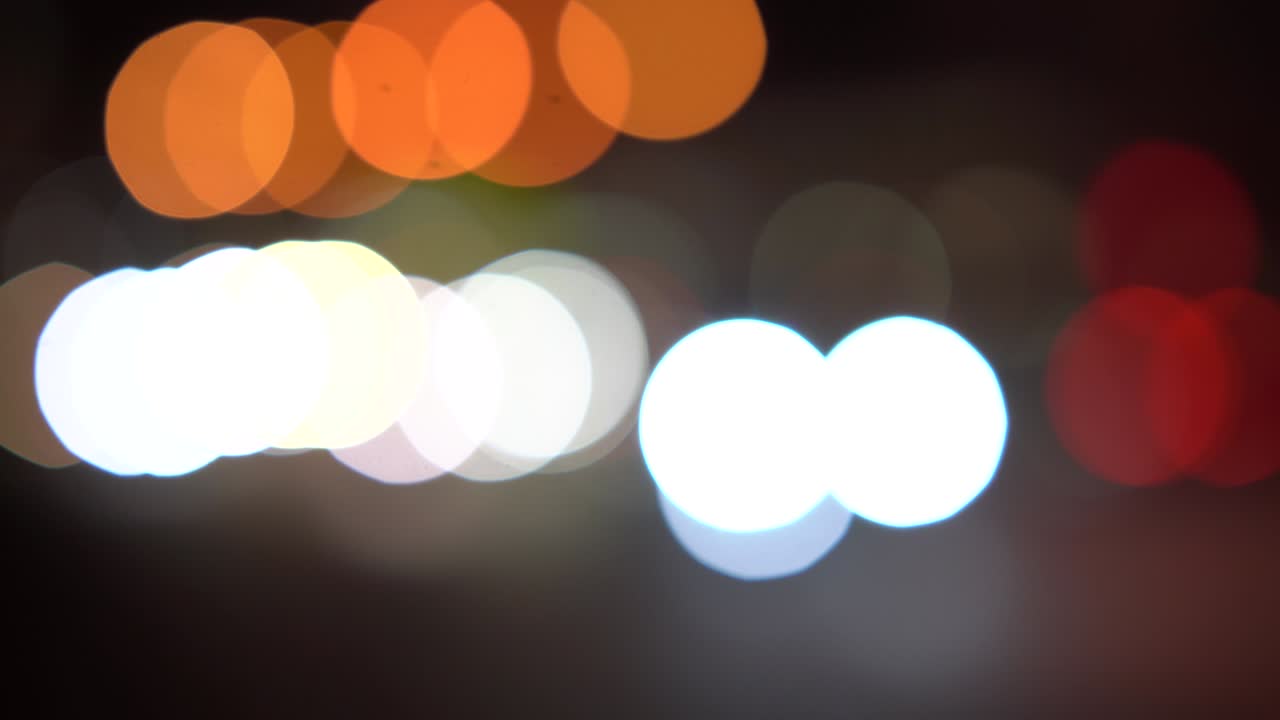 desenfocado y borroso noche ciudad calles luces de tráfico bokeh fondo.