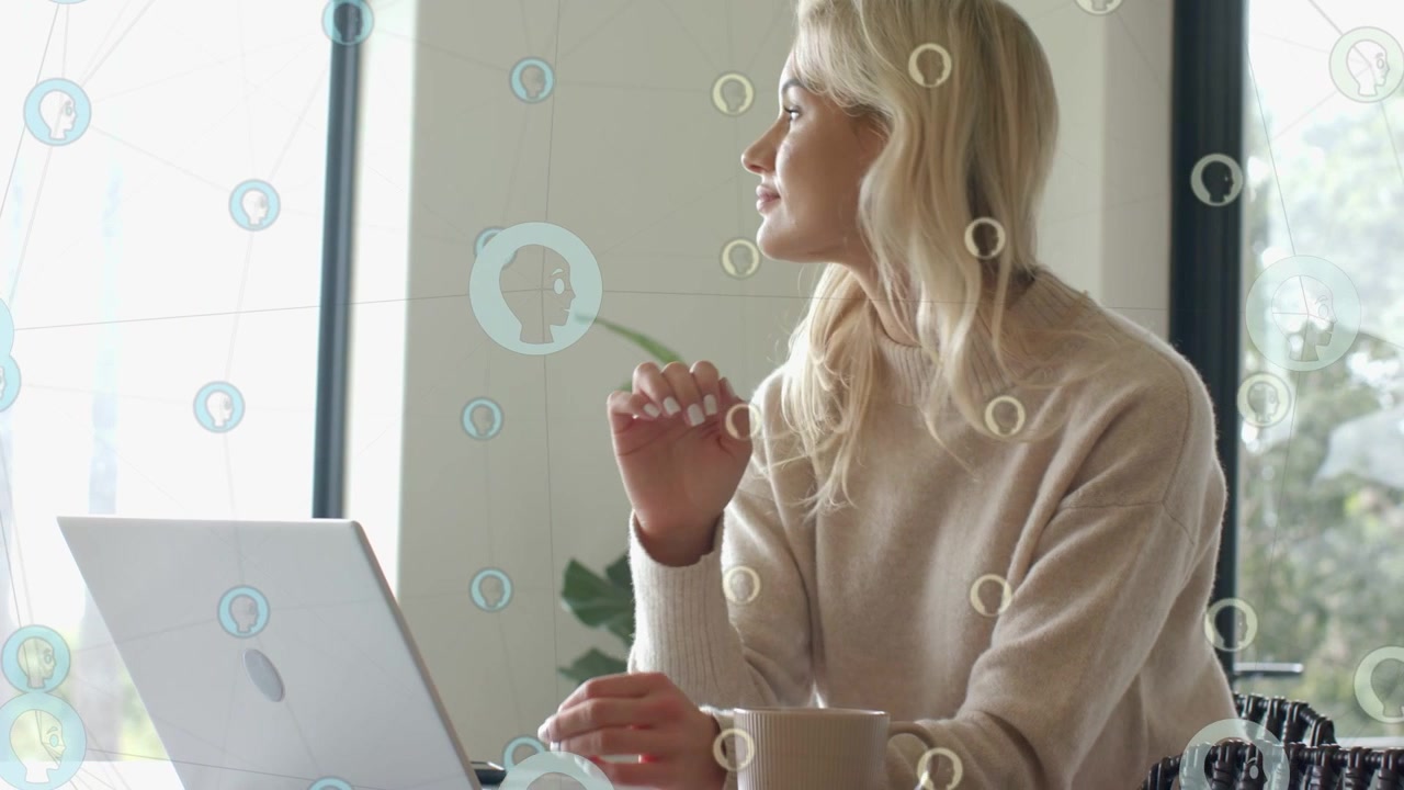 Vrouw typt op laptop voor thuiswerken, wat cirkelvormige overlays veroorzaakt die haar gezicht deels bedekken, pauzeert en kijkt naar buiten.