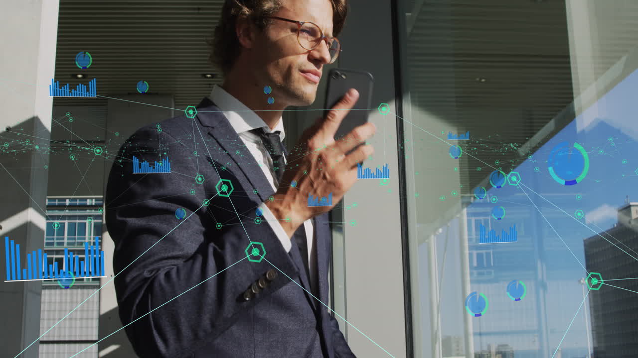 animación del procesamiento de datos sobre un hombre de negocios caucásico hablando por teléfono inteligente