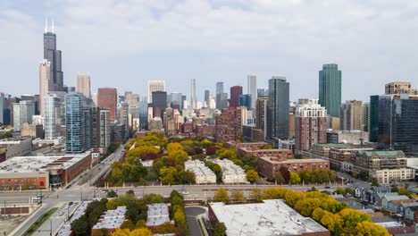 el paisaje urbano de chicago y los colores de otoño - vista aérea