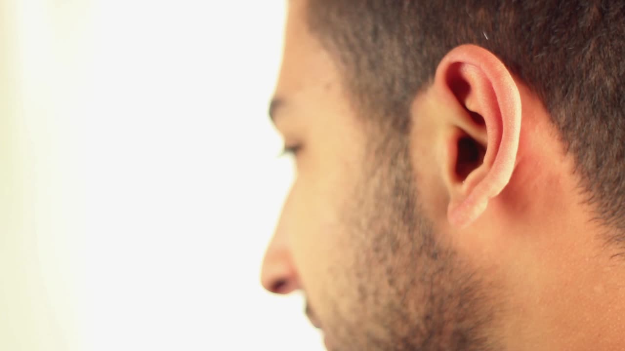 ⁇ 드폰 을 사용 하여 대화 하는 사업가