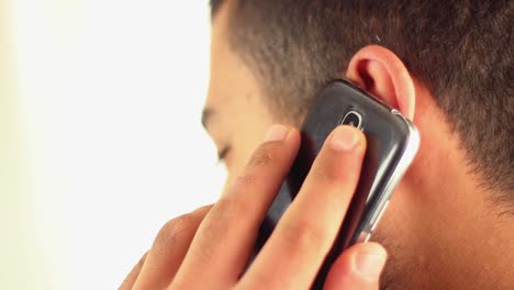 hombre de negocios usando teléfono móvil para hablar