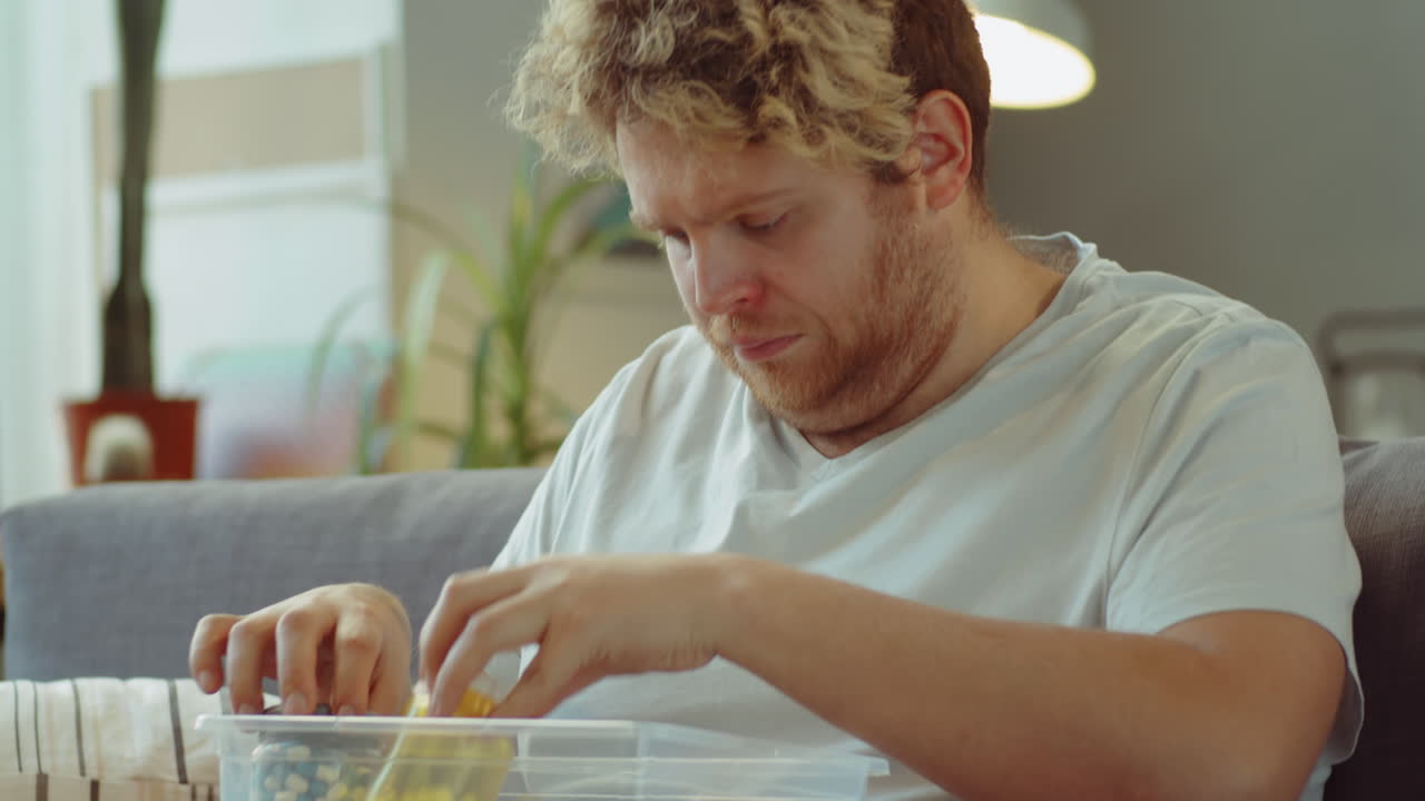 больной человек ищет лекарства дома.