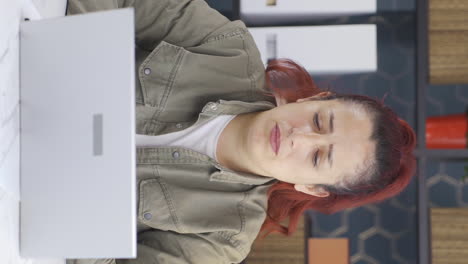 video vertical de una mujer de negocios emocional mirando a la cámara.