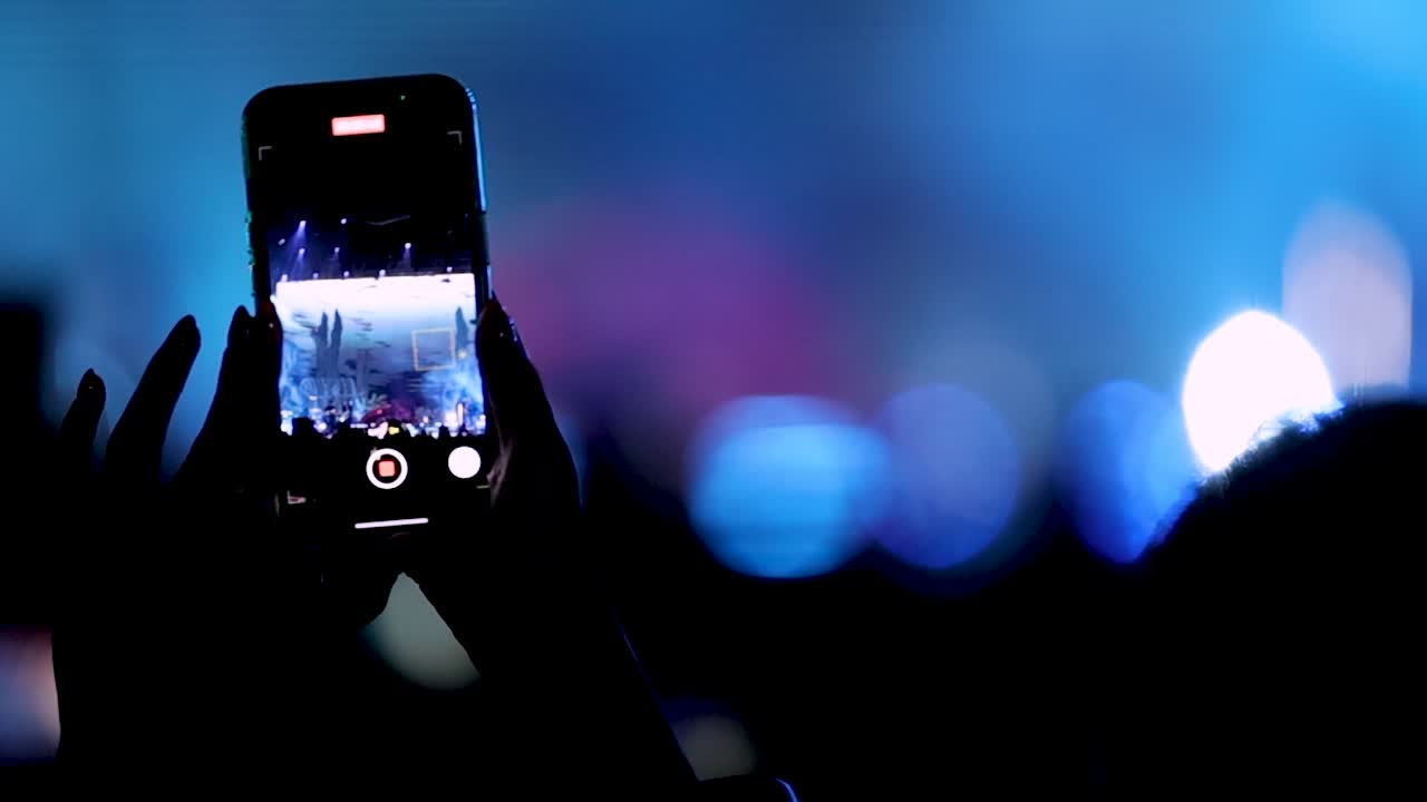 escenario de filmación de aficionados con artistas actuando