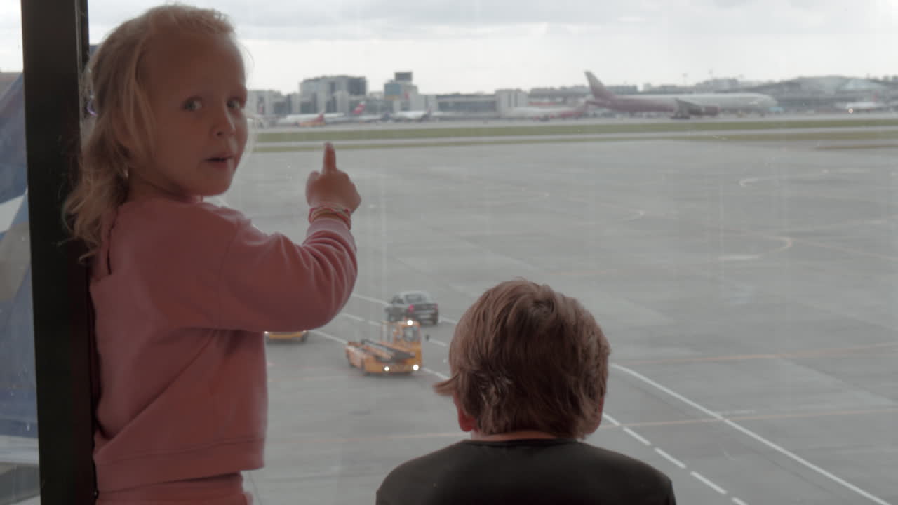 los niños se sienten atraídos por la vida en el aeropuerto.