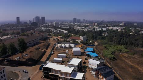 tomada aérea de retroceso de un sitio de desarrollo de viviendas modulares en el oeste de los ángeles, california