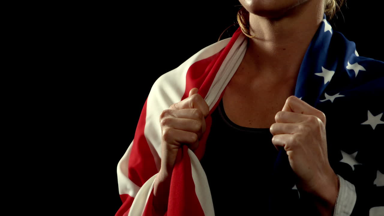 улыбающаяся женщина смотрит в сторону