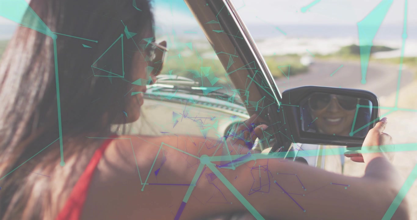 Donna felice che sorride nello specchietto retrovisore dell'auto con una sovrapposizione digitale astratta.