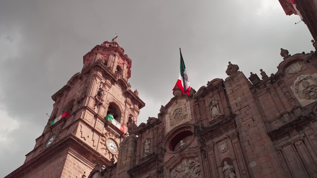 WIDE ANGLE, slowmotion-optagelse NEDEFRA af Morelia-katedralen ved solnedgang