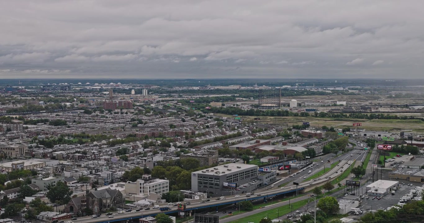 Filadelfia, Pennsylvania. Sorvolo aereo piovoso v157 sopra i quartieri di Forgotten Bottom e Grays Ferry - Ripreso con Inspire 3 8k - 29 settembre 2023.