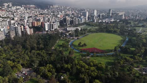 Luftbild-Drohnen-Videoaufnahmen-Von-Qutio,-Sonnenaufgang-Am-Frühen-Morgen,-Hauptstadt-Von-Ecuador,-La-Carolina,-Park,-Verkehr,-Catedral-Metropolitana-De-Quito,-Südamerikanische-Skyline