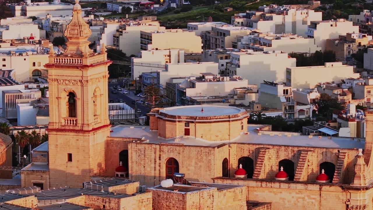 Edifici a Malta con vista su strade e strutture storiche