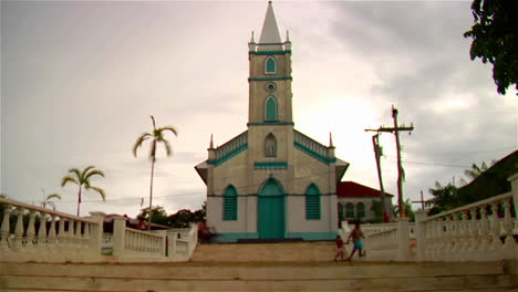 inclinarse hacia una pequeña iglesia en la región amazónica