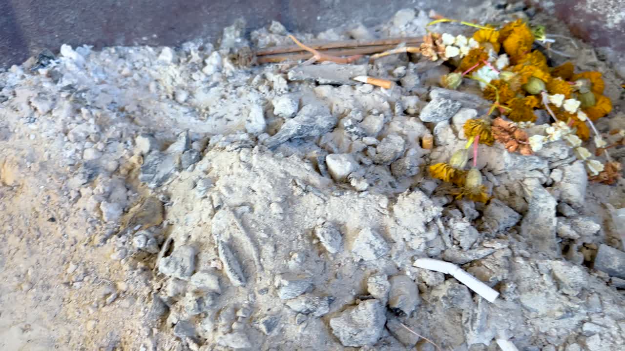 롱 라트 마요름 시장에서 재와 꽃