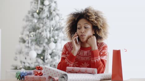 Joven-Mujer-Chateando-En-Su-Móvil-En-Navidad