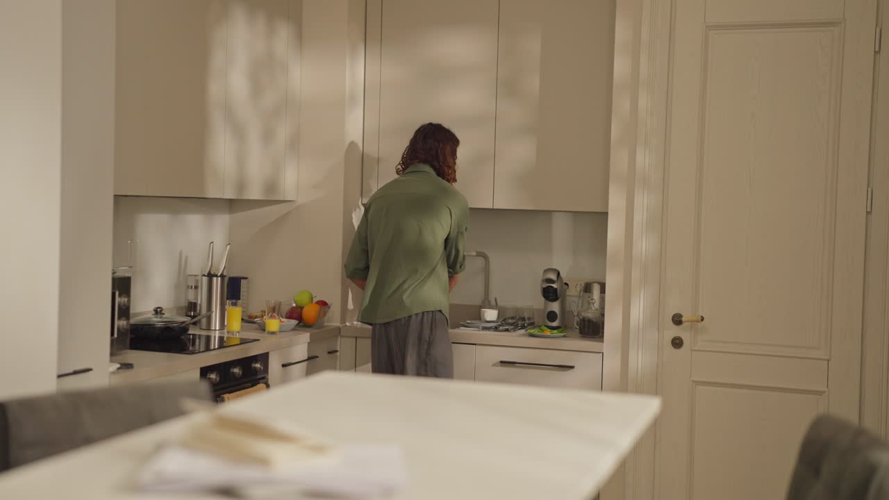 Uomo che pulisce un tavolo in cucina