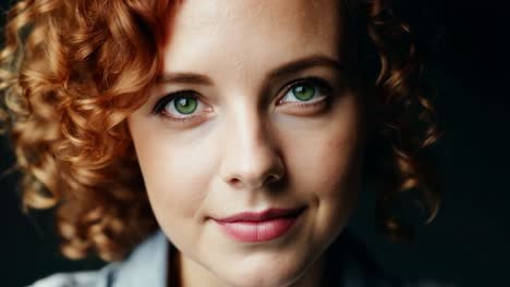 retrato de una hermosa mujer joven con cabello rizado rojo y ojos verdes