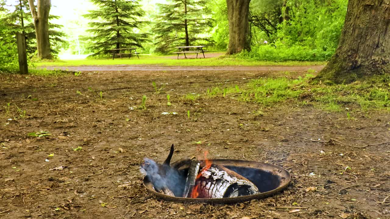 통제된 캠프장 화재로 인해 카메라를 향해 연기가 뿜어져 나옵니다.