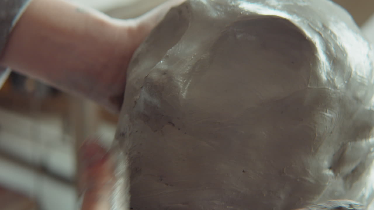 escultora modelando la cabeza en arcilla