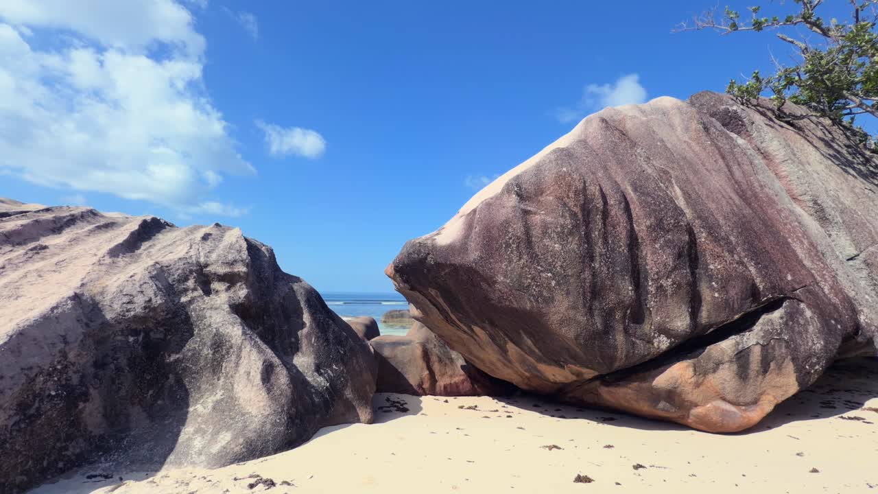 Smuk hvid sandstrand og enorme granitsten, Baie Lazare strand, Mahe, Seychellerne 25fps 001.