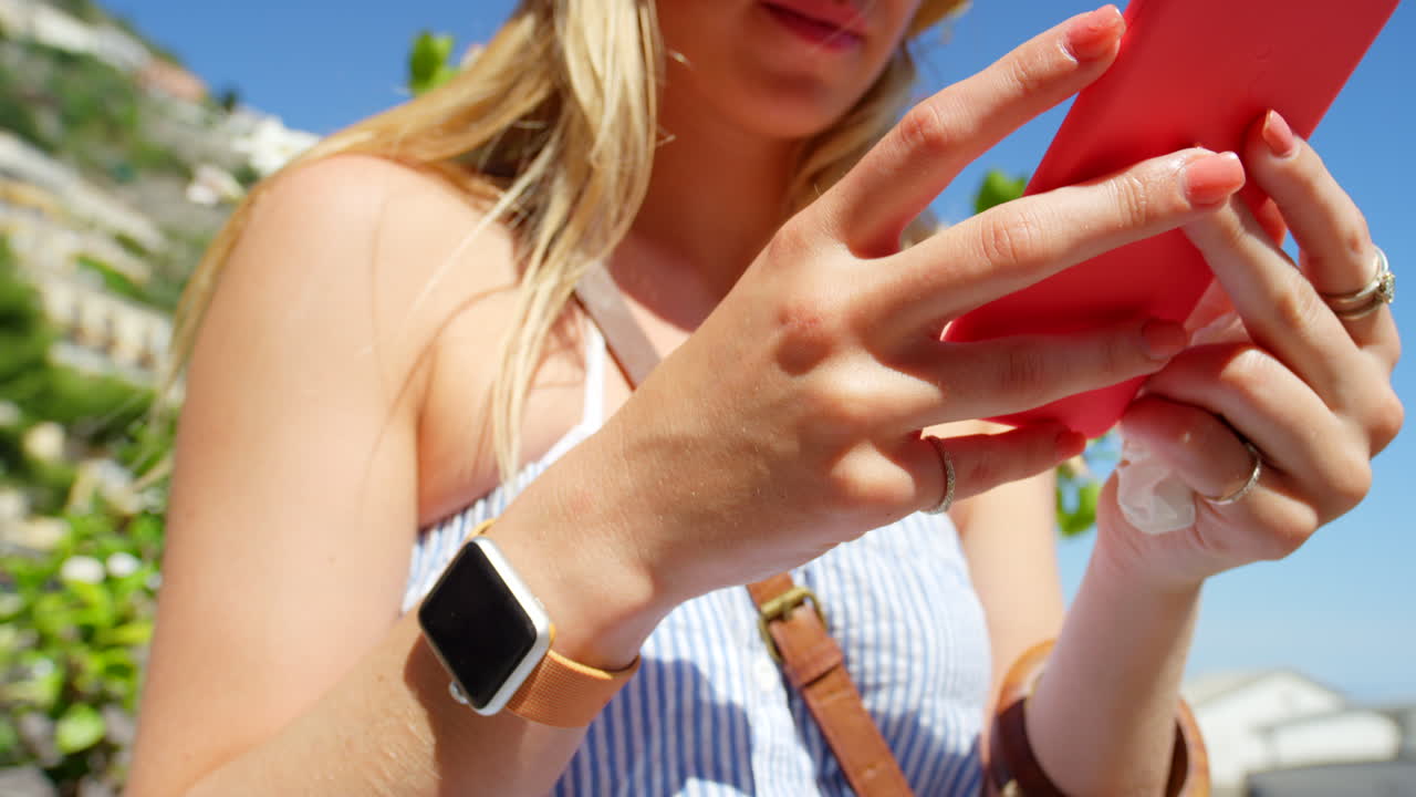 primer plano de una mujer usando su teléfono inteligente para enviar