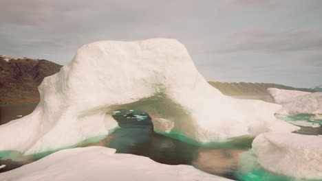 impresionante vista de un gran iceberg con un agujero